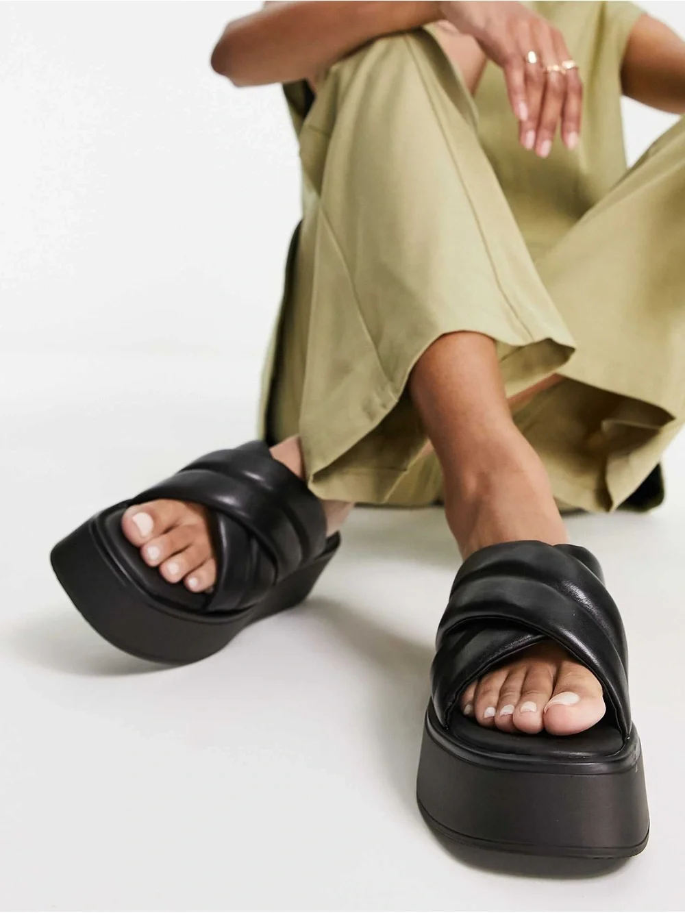 Vagabond Courtney crossover flatform sandals in black leather